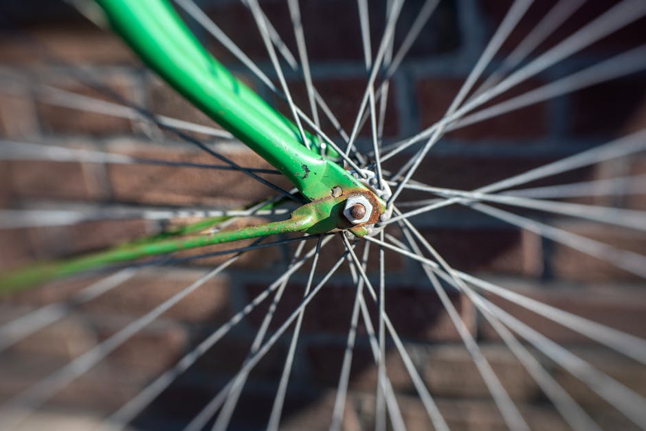 Équipements sportifs d'occasion : vélo, raquette de tennis et baskets de running