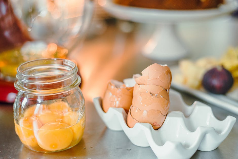Test de flottaison des œufs dans un verre d'eau pour vérifier sa fraîcheur