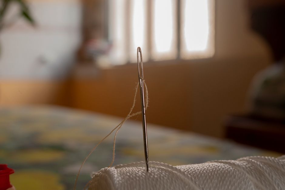 Outils et matériel nécessaires pour coudre une bâche à bulle de piscine, y compris du fil résistant et une aiguille adaptée
