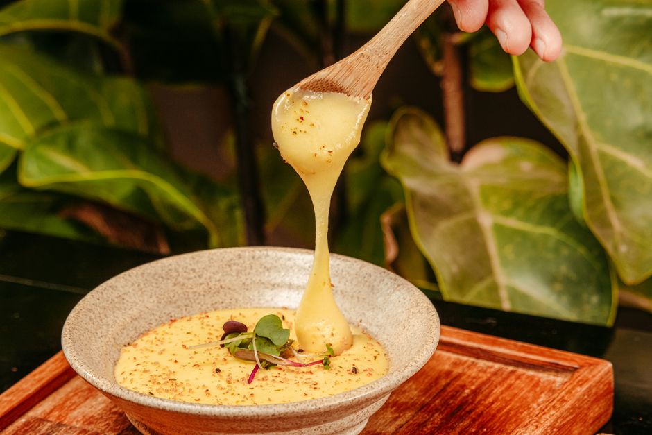 Mont d'Or chaud et fondant servir au four avec du pain grillé