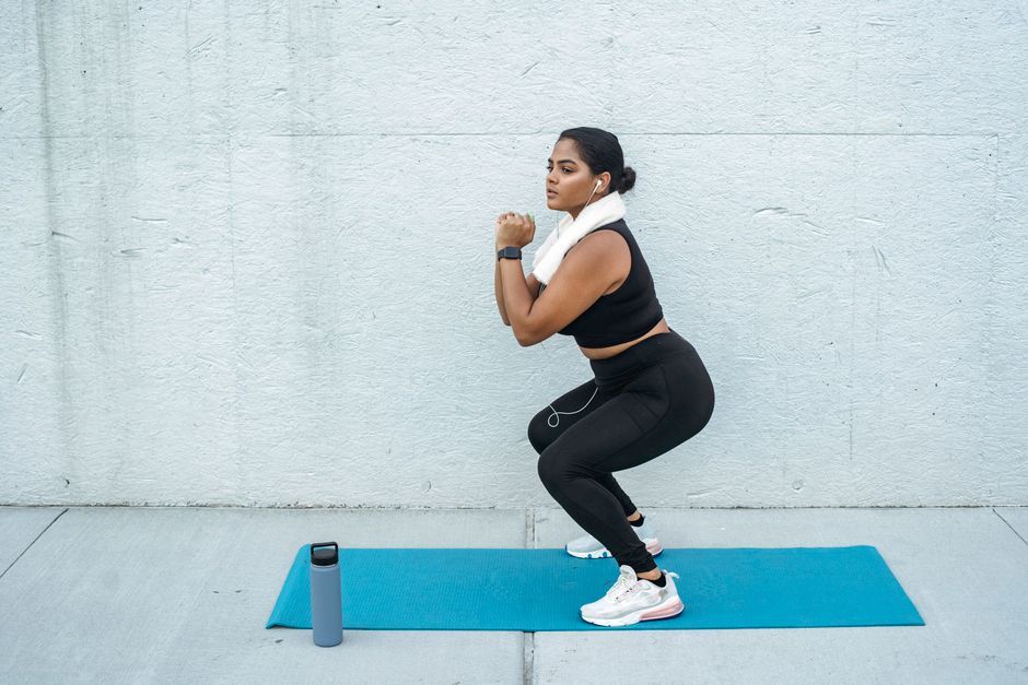 Femme effectuant un exercice de pont pour muscler les fessiers à la maison