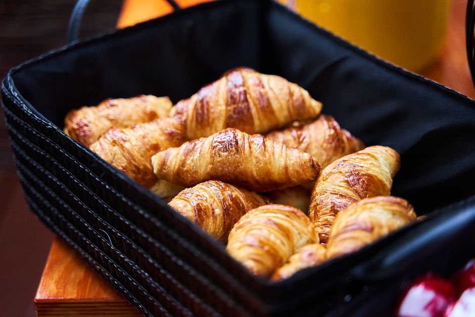 Intérieur d'une boulangerie artisanale avec pains traditionnels disposés sur des étagères en bois