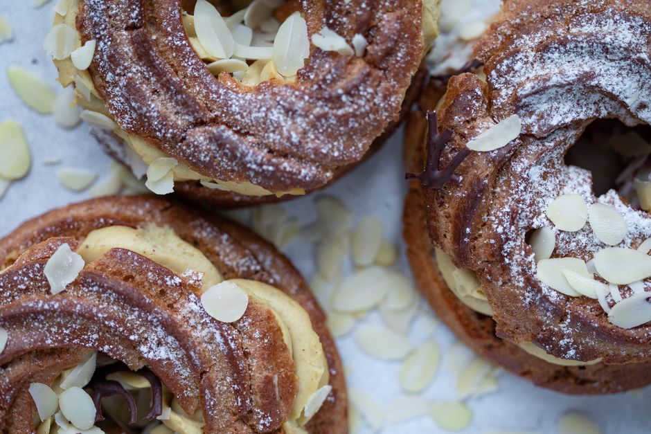 Galette des rois maison avec crème d'amande et fève, prête à être servie