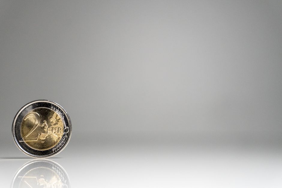 Collection de pièces de 2 euros rares exposées sur un tissu noir, montrant différentes éditions commémoratives