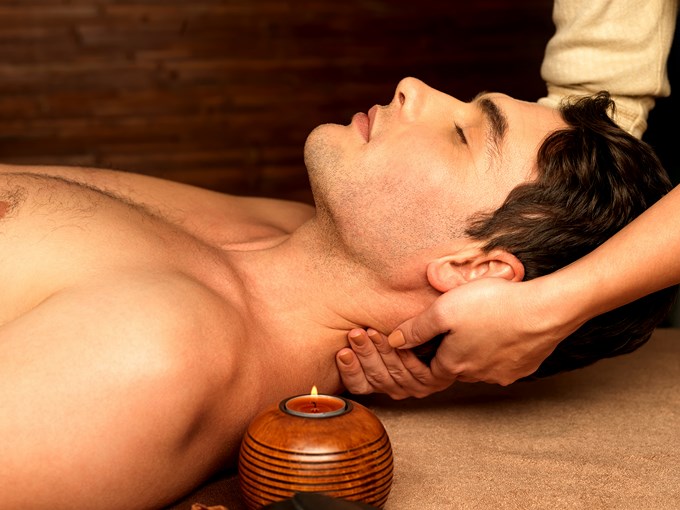 Massage du haut du dos aux huiles relaxantes