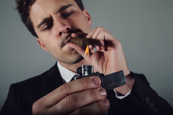 Mon père et mon frère fument le cigare