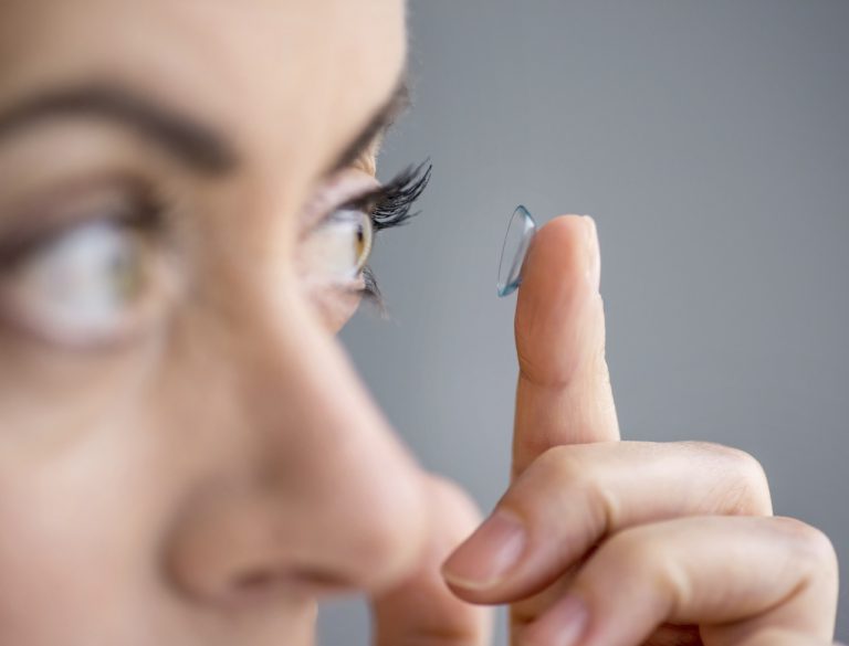 Mettre des lentilles de contact : pas si simple
