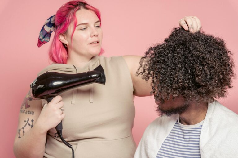 Plopping : technique miracle pour cheveux bouclés ou effet buzz ?